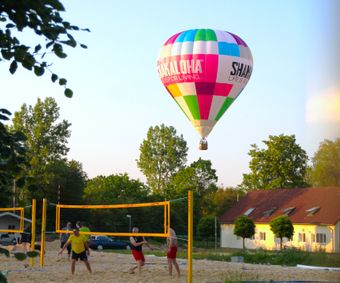 Shakaloha Balloon über Beachvolleyball